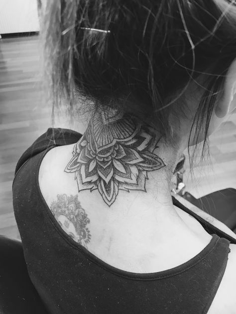 Tattoo Back Of Neck, Neck Tattoo Women, Wind Tattoo, Sara Fabel, Photos Tattoo, Nape Tattoo, Tattoo Over Scar, Tattoo Neck, Elbow Tattoo