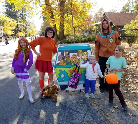 Family Halloween Costumes Scooby Doo, Scooby Family Costume, Scooby Doo Family Costumes Halloween, Scooby Doo Family Costumes, Scooby Doo Disfraz, 2024 Costumes, Camper Halloween, Scooby Doo Halloween Costumes, Halloween Costume And Makeup