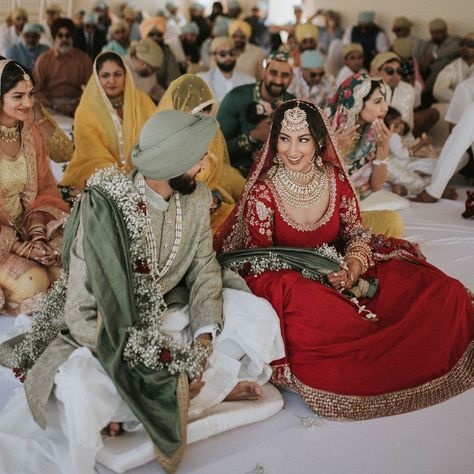 The Beauty & Significance of Phool Palla In Sikh Weddings Sikh Bridal Outfits, Sikh Bridesmaids Outfits, Gurudwara Wedding Outfit, Red Sherwani Indian Groom, Sikh Groom Outfit, Sikh Groom, Sikh Wedding Dress, Gurudwara Wedding, Groom Colours