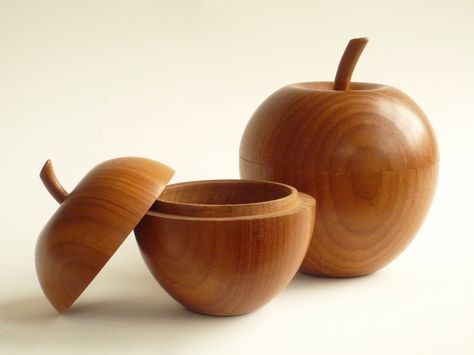 Vintage Tre Kunst, Wooden Apple, Woodturning Art, Simple Wood Carving, Apple Boxes, Lathe Projects, Wood Turner, Apple Shaped, Wood Turning Projects