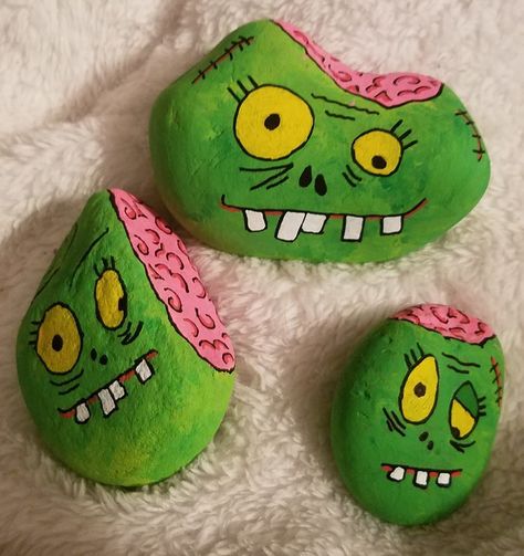 Zombie Painted Rocks Painted Halloween Rocks, Halloween Rocks, Painted Rocks Kids, Painted Rocks Craft, Painted Rocks Diy, Rock Painting Ideas Easy, Rock Painting Patterns, Halloween Painting, Halloween Crafts For Kids