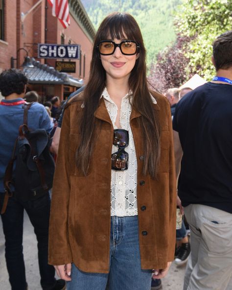 Dakota Johnson is on a roll. Click through for the outfit we plan to copy ASAP. Allison Bornstein, Suede Jacket Outfit, Brown Suede Leather Jacket, Dakota Johnson Style, Suede Leather Jacket, Brown Suede Jacket, I'm With The Band, Dakota Johnson, 가을 패션