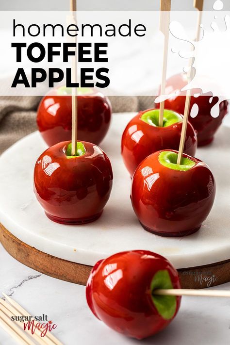 Toffee Apple Slices, Toffee Apples Recipe Easy, How To Make Toffee Apples, Easy Candy Apples, Toffee Apples Recipe, Bonfire Food, Bonfire Night Food, How To Make Toffee, Picnic Event