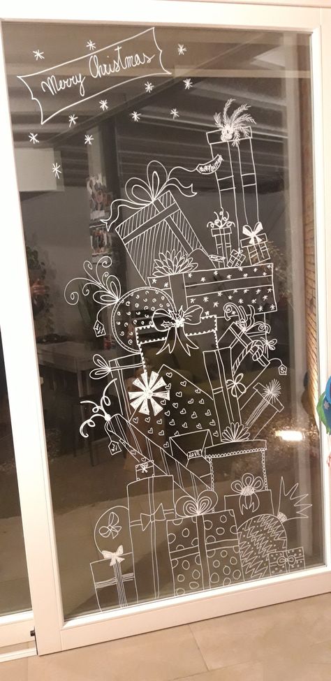 Window Christmas Decor Ideas School, Chalk Paint Christmas Window Ideas, Traditional Christmas Window Display, Christmas Window Vinyl, Glass Window Christmas Decor Ideas, Christmas Chalk Paint Windows, Window Christmas Drawing Ideas, Window Decor Ideas Christmas, Winter Window Drawing Ideas