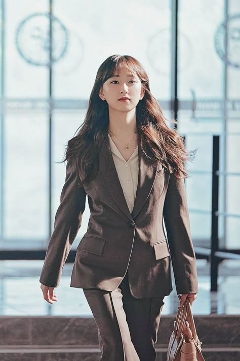 Kang Sol B Law School, Law School Outfit, Law School Inspiration, Women Lawyer, Expressions Photography, Lawyer Fashion, Lawyer Outfit, Motivation Video, Quotes Wallpapers