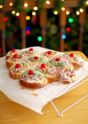 Christmas Tree Coffee Cake. My mom used to make this when I was little for Christmas morning brunch!! Cream Cheese Christmas Tree, Cheese Christmas Tree, Christmas Coffee Cake, Christmas Morning Brunch, Cheese Christmas, Christmas Morning Breakfast, Healthy Christmas, Buffalo New York, Christmas Breakfast