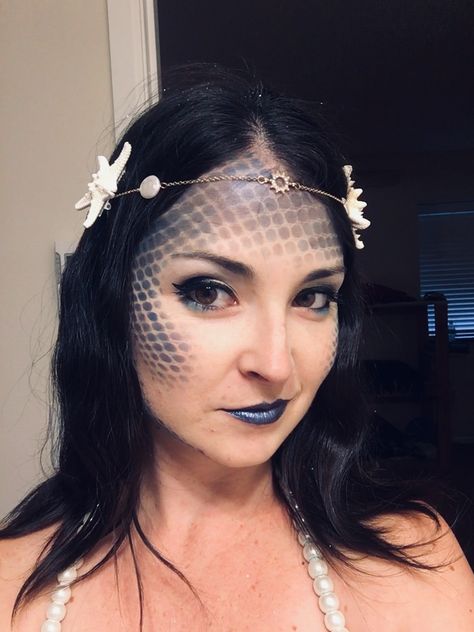 Mermaid Makeup simple blues Simple Mermaid Makeup Look, Simple Mermaid Costume Women, Simple Mermaid Costume, Mermaid Homemade Costume, Siren Cosplay Mermaid, Mersister Makeup, Mermaid Makeup, Mermaid Costume, Simple Makeup