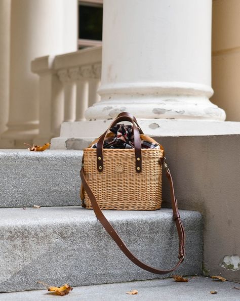 Basket Bag Aesthetic, Bags Aesthetic, Minimal Outfit, Autumn Coffee, Basket Bag, Fall Fashion Outfits, Christmas Presents, Picnic Basket, Leather Handle