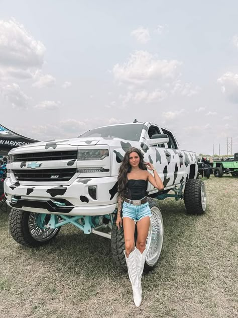 Truck Show Outfit Women Summer, What To Wear To A Car Show, Jacked Up Trucks Ford, Big Lifted Trucks, Pink Lifted Trucks, Pink Chevy Trucks, Truck Senior Pictures, Girl Truck, Pink Chevy