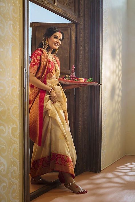 Saree Styles Bengali, Bangoli Saree Pose, Bangoli Saree Fashion, Bengali Saree Poses, Bengali Bride Aesthetic, Bangoli Saree Traditional Look, Bengali Look Photoshoot, Traditional Bengali Saree Look, Bengali Saree Photoshoot