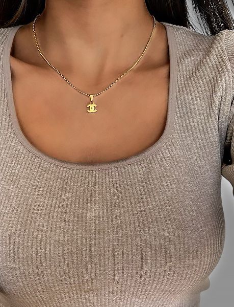 Luxury Designer Jewelry, Gold Necklace Trendy, Vintage Designer Necklace, Designer Jewelry Aesthetic, Gold Designer Necklace, Chanel Necklace Gold, Repurposed Designer Jewelry, Chanel Necklace Outfit, Designer Jewelry High End