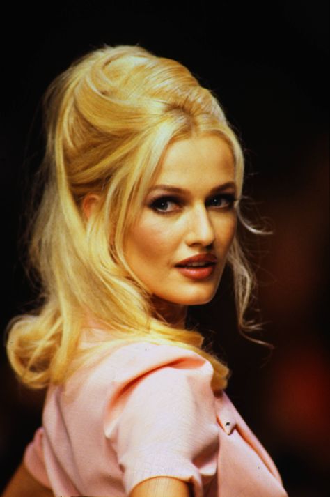 Karen Mulder 90s, Supermodel Hair, Hairstyles High, Karen Mulder, 90s Hair, Runway Hair, Runway Fashion Couture, Glamorous Hair, 90s Models