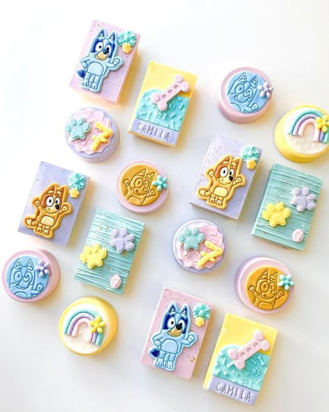 🐾 Camila’s Bluey Rice Krispies and Oreos 🦴… | Instagram Bluey Strawberries, Bluey Rice Crispy Treats, Bluey Treats Birthday, Bluey Theme Sweets, Bluey Themed Macarons, Bluey Cookies For Girl, Bluey Theme Rice Krispies, Bluey 3rd Birthday Cookies, Bluey Theme Chocolate Covered Oreos