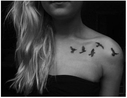 bird collarbone tattoo love this divergent fans! Bird Tattoo Collarbone, Patterns Tattoo, Vogel Tattoo, Tattoo Pics, Flying Bird Tattoo, Small Bird Tattoo, Tattoo Patterns, Bone Tattoos, Awesome Tattoo