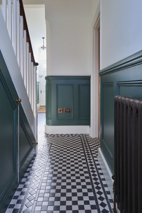 Here you will find photos of interior design ideas. Get inspired! Dark Green Hallway, Lambriseringen Gang, Hallway Colour Schemes, Stairs And Hallway Ideas, Green Hallway Ideas, Stair Paneling, Entrance Hall Decor, White Hallway, Checkered Floor