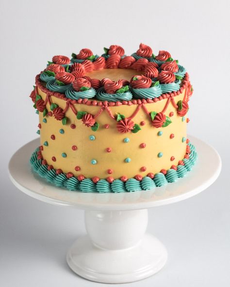 Vintage Cake Decorating | Baking Butterly Love Vintage Cake Decorating Aesthetic, Cute Cake Decorating, Vintage Cake Ideas, Cake Decorating Buttercream, Decorating Buttercream, Vintage Cake Decorating, Youtube Cake, Vintage Cupcakes, Bolo Vintage