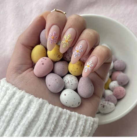 20 Super Cute Easter Nail Design Ideas to Celebrate in Style! Are you ready to elevate your Easter look with a splash of color and creativity? Dive into these adorable nail designs that capture the joy and spirit of the season. From charming bunny motifs to colorful egg patterns and delicate floral accents, there's something for every Easter enthusiast. Mini Egg Nails, Acrylic Easter Nails, Easter Themed Nails, Short Almond Shape, Egg Nails, Spring Nail Polish Colors, Pink Nail Art Designs, Themed Nails, Festive Manicure