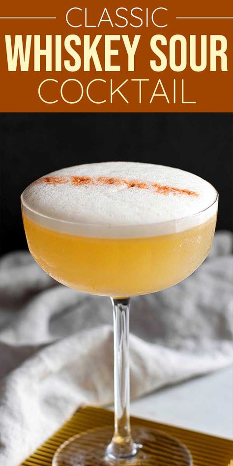 Whiskey Sour Cocktail, Whiskey Sour Recipe, Whiskey Recipes, Whisky Sour, Lemon Drink, Sour Cocktail, Good Whiskey, Whiskey Sour, Bourbon Cocktails