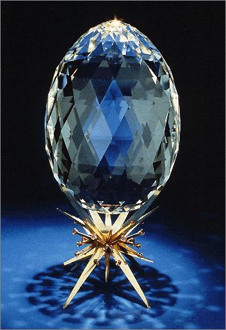 A 7,000-Carat Quartz Egg #BlingSerendipity #jewelry #diamonds #gemstones #sapphires #rubies #emeralds Crystal Egg, Pretty Rocks, Faberge Eggs, Egg Art, Mineral Collection, Gems Crystals, Minerals And Gemstones, Rocks And Gems, Emerald Gemstone