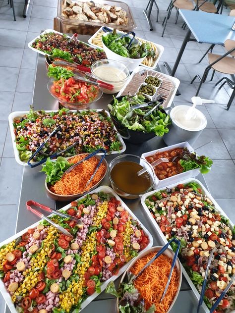 Barbecue Table Ideas, Salad Buffet Ideas, Wedding Salad Bar, Salad Bar Ideas Buffet, Packaging Food Ideas, Salad Bar Party, Birthday Dinner At Home, Buffet Party Ideas, Catering Packaging