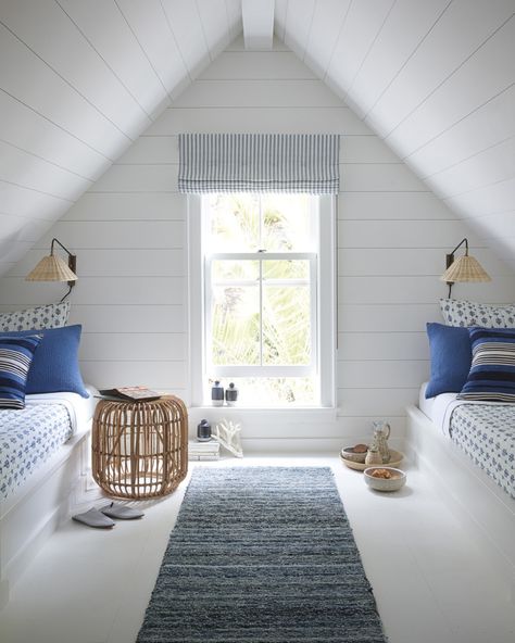 Twin beds & wicker light fixtures Simple Kids Bedrooms, Attic Renovation Ideas, Attic Bedroom Designs, Small Attic, Loft Bedroom, Attic Bedrooms, Vintage Ideas, Twin Beds, Attic Renovation