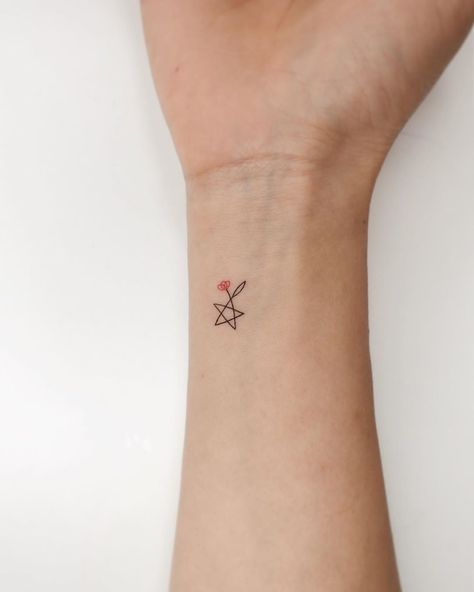 Tattooist_Nieun 👩‍🎨 on Instagram: “•star +flower(별+꽃)” Star And Rose Tattoo, Star With Flowers Tattoos, Flower And Stars Tattoo Designs, Rose And Star Tattoo, Star And Flower Tattoos, Flower Star Tattoo, Minimal Star Tattoo, Flower And Star Tattoo, Star Flower Tattoo