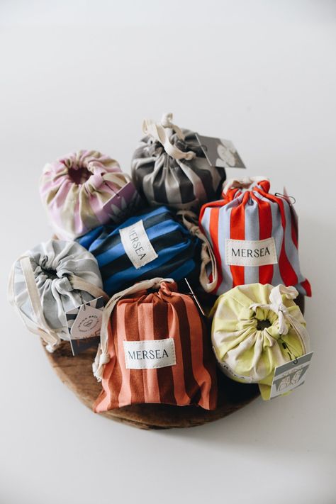 Linen Candle Bags, Tag Holder Ideas, Creative Gift Bags Ideas, Candle Bag Packaging, Textile Gift Ideas, Beauty Set Packaging, Small Candle Gift Ideas, Candle Gift Packaging, Reusable Packaging Ideas