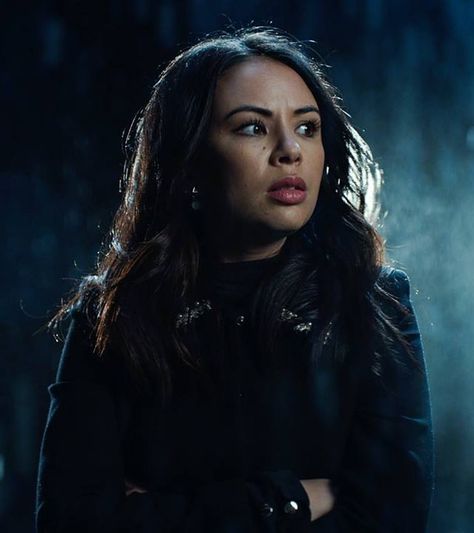 Janel Parrish | pll, television et mona vanderwaal Mona Vanderwaal, The Perfectionists, Pretty Little Liars Aria, Pretty Little Liars Outfits, Janel Parrish, Spencer Hastings, Tv Girls, Best Series, Film Serie