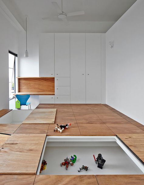 Austin Maynard Architects  TOY STORAGE. Recessing play areas into a raised floor, which double as a place for kids to stash their toys, is a novel approach in this Melbourne home. Toy Storage Solutions, Transforming Furniture, Interior Minimalista, Minimalist Interior Design, Tiny Living, Minimalist Interior, Toy Storage, Wooden Flooring, 인테리어 디자인