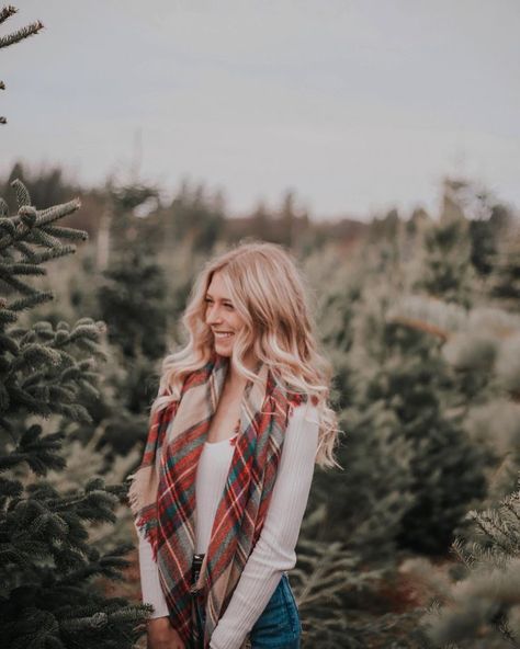 Tree Farm Senior Pictures, Christmas Tree Farm Senior Pictures, Senior Winter Pictures, Creative Christmas Photoshoot Ideas, Christmas Photoshoot Teenagers, Urban Christmas Photoshoot, Winter Branding Photoshoot, Single Christmas Photoshoot, Christmas Senior Pictures