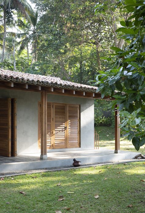 Sri Lankan Architecture, Minimal Villa, Villa Resort, Tropical Architecture, House Door, Concrete Building, Norm Architects, Granite Tile, Tropical House