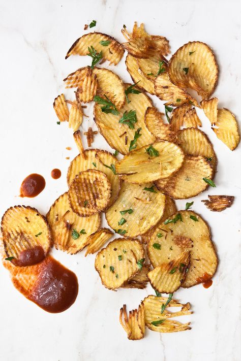 Truffle Chips #americangranacheese #garlic #oliveoil #potatoes #truffolio Alternative To Chips, Truffle Chips, Healthy Chip Alternative, Portobello Burger, Parsley Potatoes, Truffle Oil, Flavored Oils, Snack Foods, Sliced Potatoes