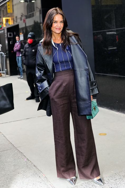 Katie Holmes 2023, Katie Holmes Outfits, Kate Holmes, Katie Holmes Style, Big Pants, Oversized Pants, Flattering Pants, Tory Burch Dress, Chic Shoes