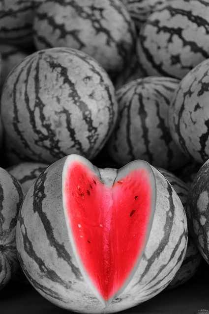 Watermelon Color Splash Art, Selective Color Photography, Color Splash Photo, Color Splash Photography, Splash Photography, Fruit Photography, Black And White Background, White Picture, Jolie Photo