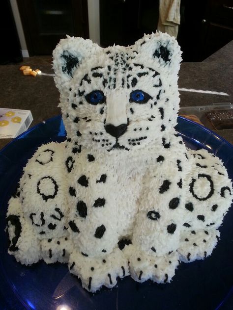 Snow leopard cake Snow Leopard Cake, Cake Lion, Leopard Birthday Parties, Leopard Cake, Cheetah Birthday, Lily Cake, Leopard Birthday, Tiger Birthday Party, Different Kinds Of Cakes