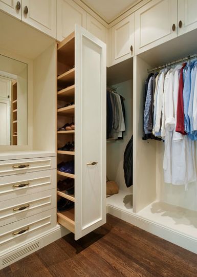 Are you looking for some fresh ideas to remodel your closet? Visit our gallery of leading luxury walk in closet design ideas and pictures. Dressing Design, Creative Closets, Unique Shoe, Walk In Closet Design, Closet Layout, Closet Remodel, Build A Closet, Regal Design, Casa Vintage