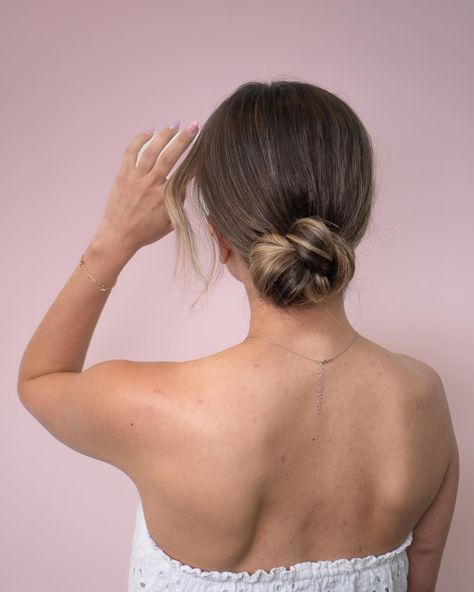 “Pinterest never shows the front of the style” There are some ideas for the front of your hair to pair with your bun: • soft and wispy • loosely curled and a little heavier • no front pieces (perfect for Summer) Which is your favorite? #houstonhairstylist #bridalhair #bridalhairstyles #bridalbun #bridalbunhairstyle #weddinghairinspo #weddinghairinspiration Bun With Front Pieces Out, Front Pieces, Bridal Hair Makeup, Bridal Bun, Bridal Hair Buns, Wedding Hair Inspiration, Bridal Hair And Makeup, Some Ideas, Houston Texas