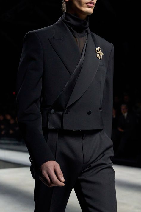 Dolce & Gabbana Fall 2024 Menswear https://www.vogue.com/fashion-shows/fall-2024-menswear/dolce-gabbana/slideshow/detail#17 Stylish Mens Suits, 2024 Menswear, Classy Suits, Queer Fashion, Mens Outfit Inspiration, Fashion Suits For Men, Menswear Fashion Show, Tuxedo For Men, Prom Outfits