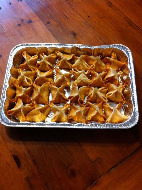 Buffalo Chicken Rangoon..  ..maybe a bit weird. Chicken Rangoon, Buffalo Chicken Rangoons, Basic Nutrition, Crab Rangoons, How To Eat Healthy, Eat Beef, Tailgating Recipes, Appetizer Menu, Kitchen Skills