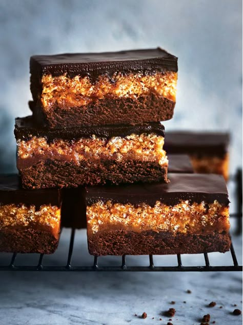 caramel crunch brownie Caramel Crunch Brownies, Office Baking Ideas, Office Dessert Ideas, Desserts To Go, Crunch Brownies, Brownie Caramel, Office Treats, Sweet Slices, Donna Hay Recipes