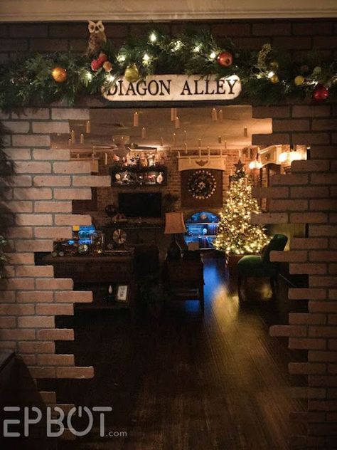 This Harry Potter Christmas Party is Truly Magical - Neatorama Harry Potter Christmas Party, Harry Potter Motto Party, Harry Potter Weihnachten, Party Harry Potter, Baby Harry Potter, Harry Potter Christmas Decorations, Harry Potter Halloween Party, Cumpleaños Harry Potter, Stile Harry Potter