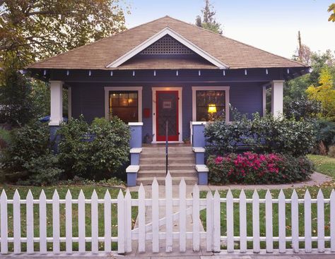 What Is a Craftsman House? Prairie Style Windows, American Home Design, Siding Colors For Houses, Craftsman Homes, Craftsman Bungalow, Bungalow Homes, Pintura Exterior, Tudor Style Homes, Exterior Paint Color