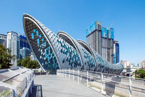 Pintasan Saloma Bridge / VERITAS Design Group | ArchDaily Saloma Bridge, Kuala Lumpur City, Bridge Photography, Conceptual Architecture, New Architecture, Central Business District, Parametric Architecture, Architecture Images, Bridge Design