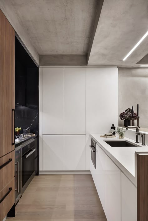 White Concrete Interior, White Concrete Ceiling, Exposed Concrete Ceiling Interiors, Concrete Ceiling Apartment, White And Concrete Kitchen, Concrete Ceiling Interior, Raw Ceiling Design, Beton Ceiling, Exposed Ceiling Design