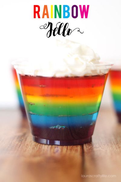 Rainbow Jello Recipe - you can make this colorful treat in under an hour Rainbow Jello Recipe, Rainbow Jello Shots, Pudding Recept, Rainbow Jello, Jello Recipe, Layered Jello, Jello Cups, Rainbow Parties, Jello Recipes