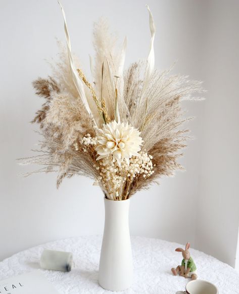 Material:Pampas Grass, Rice panicle, Nutshell flower Size} Overall height of bouquet: 40-50 cm, Vase height: about 22.5 cm Dried flowers are natural flowers that have been processed with a revolutionary technology to maintain their fresh appearance for several months or even years. The substance used in the preservation process are non-toxic, non-corrosive, non-carcinogenic, non-explosive and non-chemical reactive. Please avoid contact with water and direct sunlight. Whilst all bouquets are pack Flower Bouquet Vase, Grass Bouquet, Bouquet Vase, Bouquet Home Decor, Pampas Grass Bouquet, Small Centerpieces, Table Scapes, Wedding Scene, Indoor Flowers