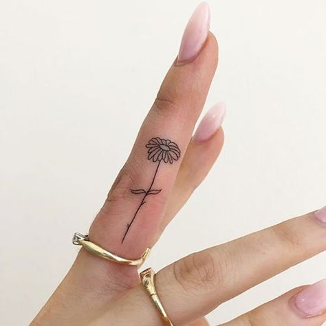 Simple flower finger tattoo Women Tiny Tattoo, Cute Small Tattoos For Women, Small Daisy Tattoo, Flower Finger Tattoos, Small Skull Tattoo, Tiny Tattoo Ideas, Daisy Flower Tattoos, Small Tattoos For Women, Unique Small Tattoo