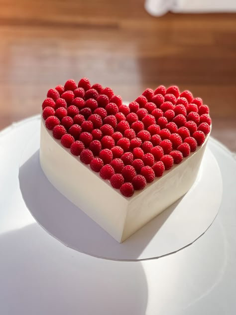 Raspberry Cake Decoration, Raspberry Wedding Cake, White Heart Cake, Wedding Cake Heart, Neutral Cake, Lindt White Chocolate, Cake Valentine, White Chocolate Raspberry Cake, Shaped Cakes