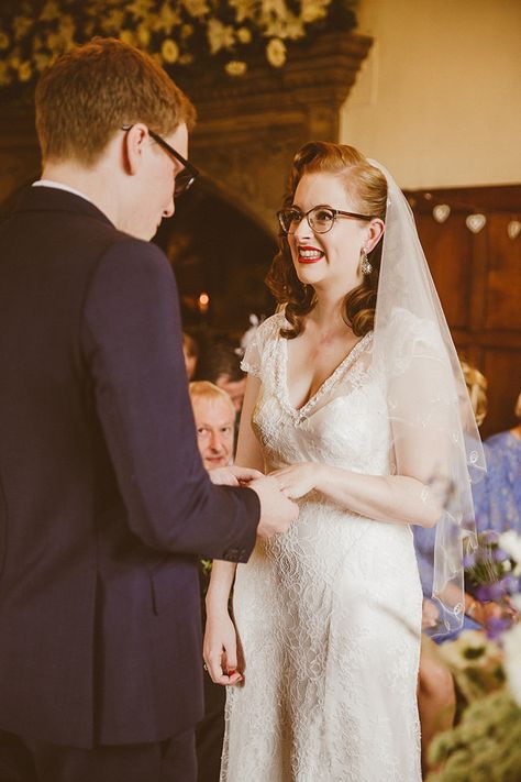 23 Photos Of Beautiful Brides Rocking Their Glasses-I want to look this gorgeous on my wedding day Chill Wedding, Bride With Glasses, Long Beach Wedding Dresses, Alfred Angelo Wedding Dress, 40's Style, General Aesthetic, Camouflage Wedding, 1940s Wedding, Flower Board