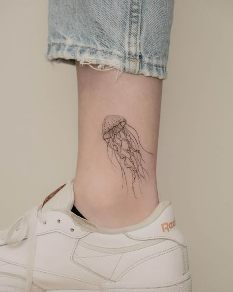 Jelly Fish Line Tattoo, Jelly Fish Minimalist Tattoo, Realistic Jelly Fish Tattoo, Jellyfish Tattoo On Leg, Jellyfish Ankle Tattoo, Jelly Fish Tattoos For Women, Jelly Fish Tattoo Fine Line, Fine Line Fish Tattoo, Jelly Fish Tattoo Design